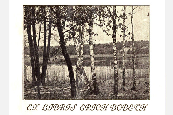 Foto eines Sees mit Birken im Vordergrund, darunter die Schrift Ex Libris Erich Bobeth