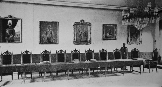 Historisches Schwarzweiß Foto: Saal des Rathauses Sternberg - Tagungsstätte des ständischen Landtags