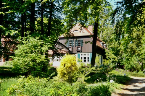 Gerhart-Hauptmann-Haus, etwas versteckt hinter Bäumen
